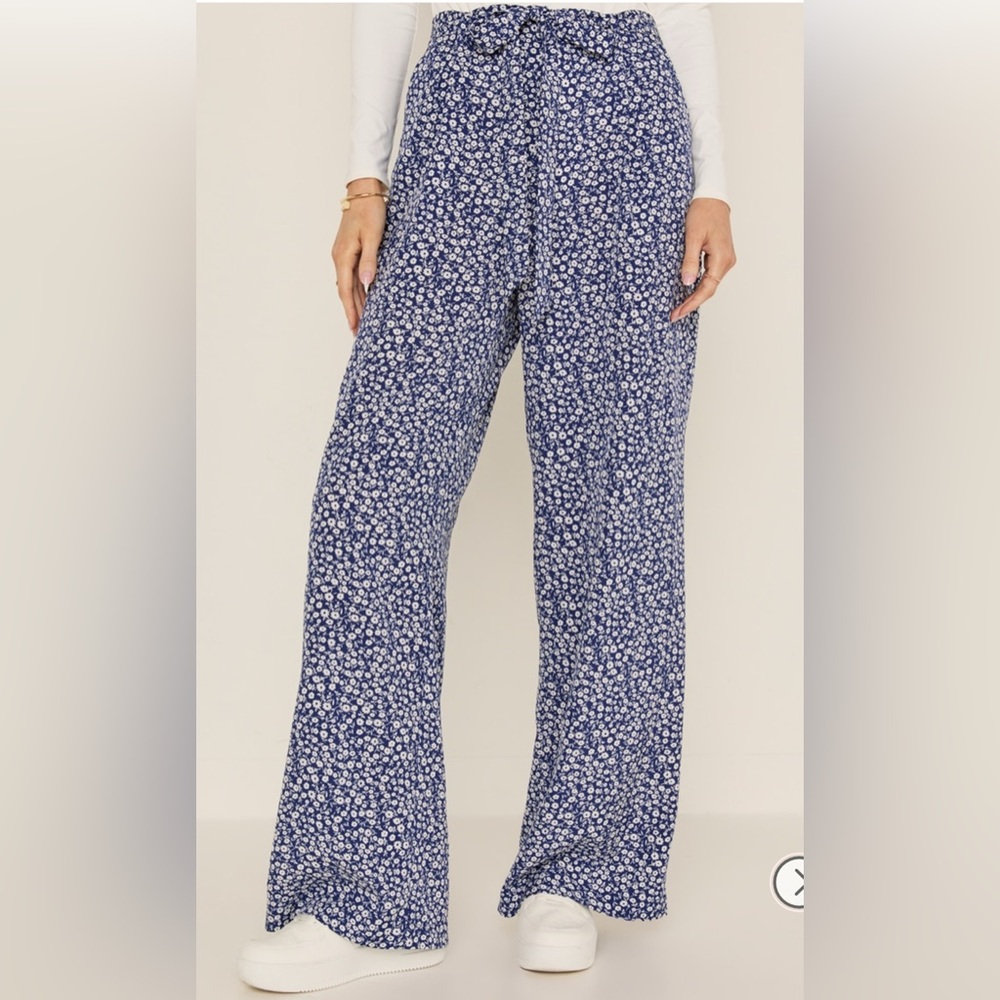 New Francesca’s Bianca Ditsy Floral Navy Blue Print Fluid Pants - Picture 5 of 6